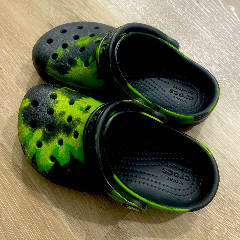 Black/green tie dye crocs 10T